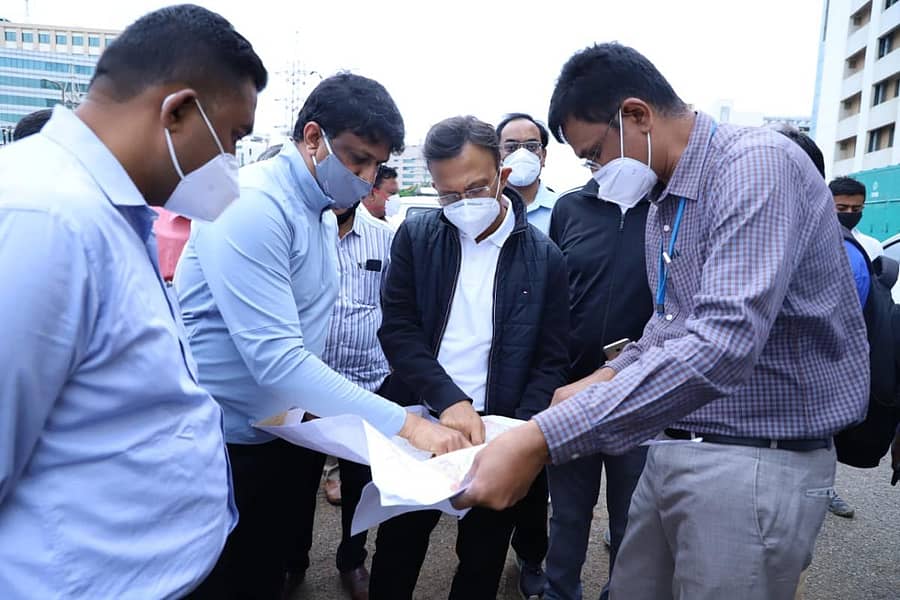 ಮಾನ್ಯತಾ ಟೆಕ್ ಪಾರ್ಕ್ ಬಳಿ ರಾಜಕಾಲುವೆ ಹಾದು ಹೋಗುವ ಮಾರ್ಗದ ಕುರಿತು ಅಧಿಕಾರಿಗಳಿಂದ ಮಾಹಿತಿ ಪಡೆಯುತ್ತಿರುವ ಆಡಳಿತಾಧಿಕಾರಿ ಗೌರವ ಗುಪ್ತ