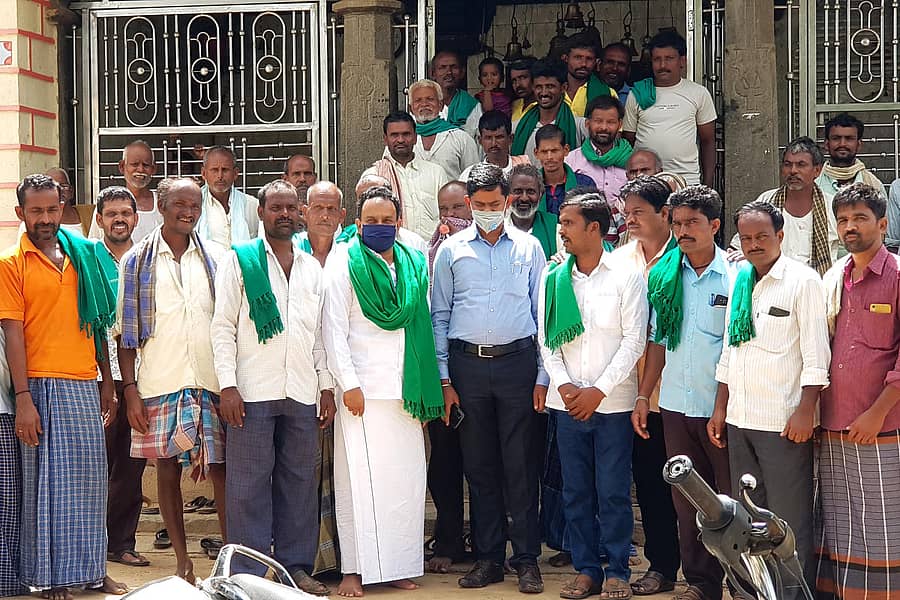 ಹಾವೇರಿ ತಾಲ್ಲೂಕು ದೇವಗಿರಿ ಗ್ರಾಮದಲ್ಲಿ ಹೊಲಕ್ಕೆ ಹೋಗುವ ದಾರಿ ಸಮಸ್ಯೆಗಳ ಕುರಿತು ರೈತ ಸಂಘದ ಮುಖಂಡರೊಂದಿಗೆ ತಹಶೀಲ್ದಾರ್ ಶಂಕರ್ ಜಿ.ಎಸ್. ಸಭೆ ನಡೆಸಿದರು