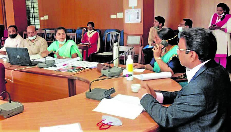 ಅಧಿಕಾರಿಗಳ ಸಭೆಯಲ್ಲಿ ಜಿಲ್ಲಾಧಿಕಾರಿ ಪಿ.ಎನ್.ರವೀಂದ್ರ ಮಾತನಾಡಿದರು