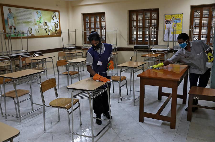 ಕೋಲ್ಕತ್ತದಲ್ಲಿ ನೀಟ್ ಪರೀಕ್ಷೆಗೆ ಪೂರ್ವಭಾವಿಯಾಗಿ ಕೊಠಡಿಯನ್ನು ಸೋಂಕು ನಿವಾರಕಗಳಿಂದ ಸ್ವಚ್ಛಗೊಳಿಸುತ್ತಿರುವ ಸಿಬ್ಬಂದಿ (ಸಂಗ್ರಹ ಚಿತ್ರ)