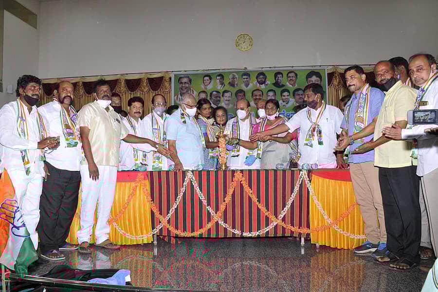 ಶಿರಾದಲ್ಲಿ ಶುಕ್ರವಾರ ಶಿರಾ ವಿಧಾನಸಭಾ ಕ್ಷೇತ್ರದ ಉಪಚುನಾವಣೆ ಕಾರಣ ಹಮ್ಮಿಕೊಂಡಿದ್ದ ಕಾಂಗ್ರೆಸ್ ಕಾರ್ಯಕರ್ತರ ಸಭೆಯನ್ನು ಮುಖಂಡ ಟಿ.ಬಿ.ಜಯಚಂದ್ರ ಉದ್ಘಾಟಿಸಿದರು