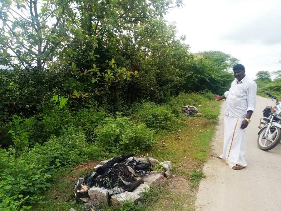 ದಾವಣಗೆರೆ ತಾಲ್ಲೂಕಿನ ಪುಟಗನಾಳ್ ಗ್ರಾಮದ ಬಳಿ ರಸ್ತೆಯ ಬದಿಯಲ್ಲೇ ಅಂತ್ಯ ಸಂಸ್ಕಾರ ಮಾಡಿರುವುದು.