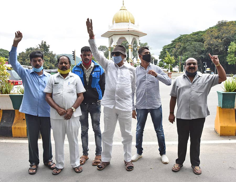 ಕೊರೊನಾ ಸೋಂಕು ನಿಯಂತ್ರಿಸುವಲ್ಲಿ ರಾಜ್ಯ ಸರ್ಕಾರ ವಿಫಲವಾಗಿದೆ ಎಂದು ದೂರಿದ ಕನ್ನಡ ಚಳವಳಿ ವಾಟಾಳ್ ಪಕ್ಷದ ವಾಟಾಳ್ ನಾಗರಾಜ್ ಮೈಸೂರಿನ ಹಾರ್ಡಿಂಜ್ ವೃತ್ತದಲ್ಲಿ ಭಾನುವಾರ ಪ್ರತಿಭಟಿಸಿದರು