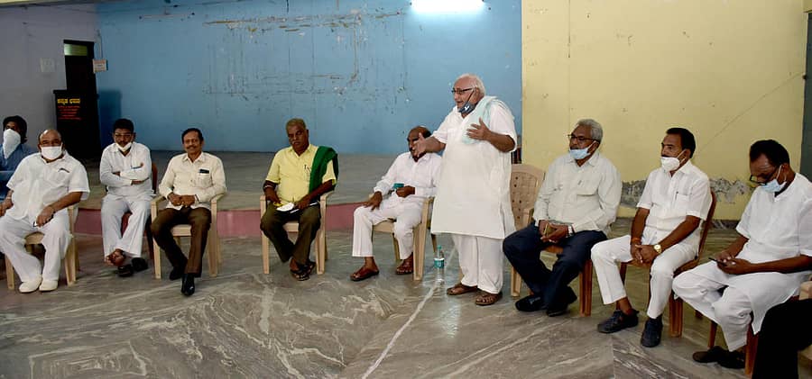 ರಾಯಚೂರಿನ ಕನ್ನಡ ಭವನದಲ್ಲಿ ಭಾನುವಾರ ನಡೆದ ಏಮ್ಸ್ ಕುರಿತ ಸಭೆಯಲ್ಲಿ ಹಿರಿಯ ಹೋರಾಟಗಾರ ರಾಘವೇಂದ್ರ ಕುಷ್ಟಗಿ ಮಾತನಾಡಿದರು