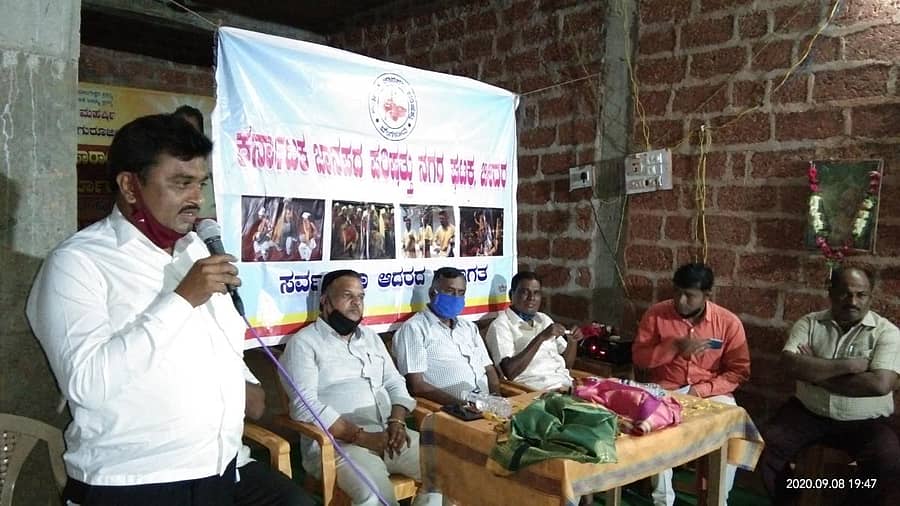 ಬೀದರ್‌ನಲ್ಲಿ ನಡೆದ ‘ನಮ್ಮ ಓಣಿ ಜಾನಪದ ಸಂಭ್ರಮ’ ಕಾರ್ಯಕ್ರಮದಲ್ಲಿ ರಾಷ್ಟ್ರೀಯ ಜನಪದ ಬುಡಕಟ್ಟು ಕಲಾ ಪರಿಷತ್ತಿನ ಜಿಲ್ಲಾ ಘಟಕದ ಕಾರ್ಯದರ್ಶಿ ರಾಜಕುಮಾರ ಹೆಬ್ಬಾಳೆ‌‌ ಮಾತನಾಡಿದರು