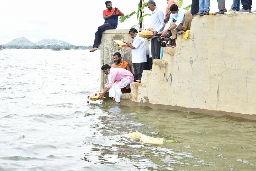 ಕೋಲಾರ ಬಳಿ ಸೋಮಂಬುಧಿ ಕೆರೆಗೆ ಭಾನುವಾರ ಸಂಸದ ಎಸ್.ಮುನಿಸ್ವಾಮಿ ಬಾಗಿನ ಅರ್ಪಿಸಿದರು. ಶಾಸಕರಾದ ಶ್ರೀನಿವಾಸಗೌಡ, ರಮೇಶ್ಕುಮಾರ್, ಕೃಷ್ಣಬೈರೇಗೌಡ ಇದ್ದರು