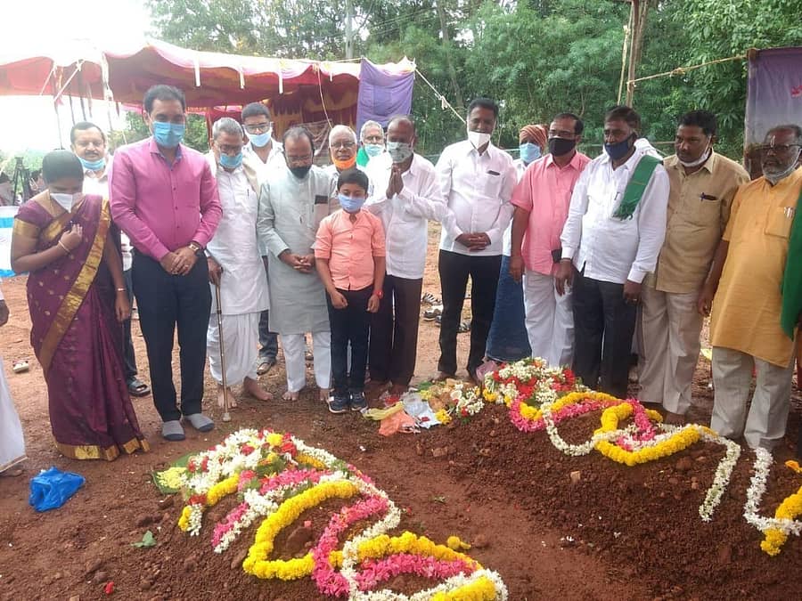 ಮಾಯಕೊಂಡ ಸಮೀಪದ ಆನಗೋಡಿನ ರೈತ ಹುತಾತ್ಮರ ಸ್ಮಾರಕಕ್ಕೆ ರೈತ ಮುಖಂಡರು ಭಾನುವಾರ ನಮನ ಸಲ್ಲಿಸಿದರು