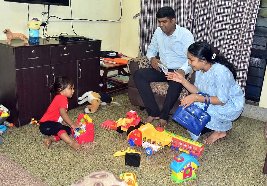 ಕಚೇರಿ ಕೆಲಸ ಮುಗಿಸಿ ಬಂದ ದಂಪತಿಗೆ ಮಗುವನ್ನು ಎತ್ತಿಕೊಳ್ಳಲು ಆತಂಕ/ ಚಿತ್ರ: ಗೋವಿಂದರಾಜ ಜವಳಿ