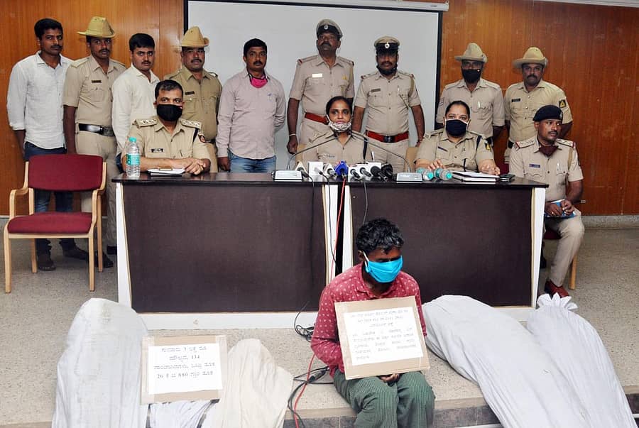 ಜಿಲ್ಲಾ ಪೊಲೀಸ್‌ ವರಿಷ್ಠಾಧಿಕಾರಿ ದಿವ್ಯ ಸಾರಾ ಥಾಮಸ್‌ ಅವರು ಕಾರ್ಯಾಚರಣೆ ಹಾಗೂ ಬಂಧಿತ ಆರೋಪಿ ಹಾಗೂ ವಶಪಡಿಸಿಕೊಂಡಿರುವ ಗಾಂಜಾ ಸೊಪ್ಪಿನ ಬಗ್ಗೆ ಪತ್ರಿಕಾಗೋಷ್ಠಿಯಲ್ಲಿ ಮಾಹಿತಿ ನೀಡಿದರು 