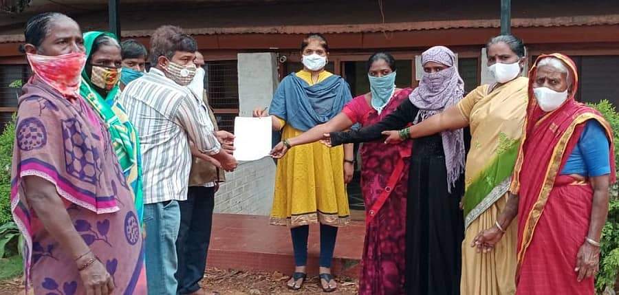 ‘ಸ್ಲಂ ಜನಾಂದೋಲನ ಕರ್ನಾಟಕ’ ಸಂಘಟನೆಯವರು ಸೋಮವಾರ ಹೊಸಪೇಟೆಯಲ್ಲಿ ಉಪವಿಭಾಗಾಧಿಕಾರಿ ಕಚೇರಿ ಅಧಿಕಾರಿಗೆ ಮನವಿ ಪತ್ರ ಸಲ್ಲಿಸಿದರು