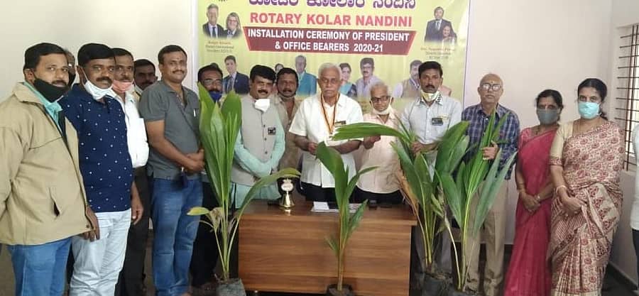 ಕೋಲಾರದಲ್ಲಿ ಸೋಮವಾರ ನಡೆದ ಕೋಟಿ ನಾಟಿ ಕಾರ್ಯಕ್ರಮದಲ್ಲಿ ತೆಂಗಿನ ಸಸಿ ವಿತರಿಸಲಾಯಿತು.