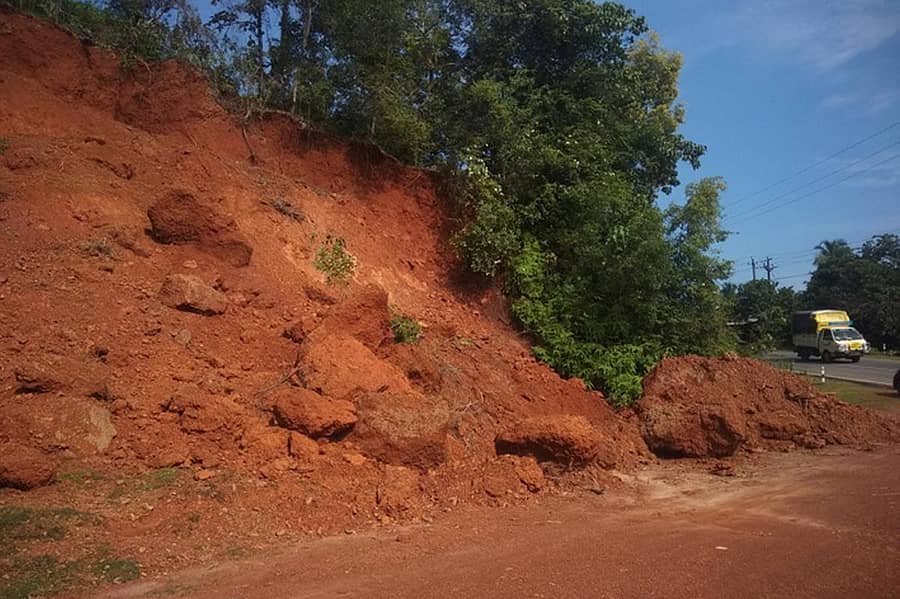 ಹೊನ್ನಾವರ ತಾಲ್ಲೂಕಿನ ಆರೋಳ್ಳಿ ಸಮೀಪ ರಾಷ್ಟ್ರೀಯ ಹೆದ್ದಾರಿ 206ರ ಪಕ್ಕದ ಗುಡ್ಡವನ್ನು ರಸ್ತೆ ಹಾಗೂ ಕಟ್ಟಡ ನಿರ್ಮಾಣಕ್ಕೆಂದು ಅಗೆಯಲಾಗಿದ್ದು ಗುಡ್ಡ ಮನ್ನಷ್ಟು ಕುಸಿಯುತ್ತಿದೆ
