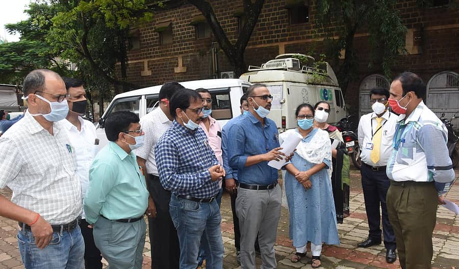 ವಿವಿಧ ಬೇಡಿಕೆ ಈಡೇರಿಕೆಗೆ ಆಗ್ರಹಿಸಿ ರಾಜ್ಯ ಸರ್ಕಾರಿ ವೈದ್ಯಾಧಿಕಾರಿಗಳ ಸಂಘದವರು ಬೆಳಗಾವಿಯ ಜಿಲ್ಲಾಧಿಕಾರಿ ಕಚೇರಿ ಆವರಣದಲ್ಲಿ ಸೋಮವಾರ ಪ್ರತಿಭಟನೆ ನಡೆಸಿದರು