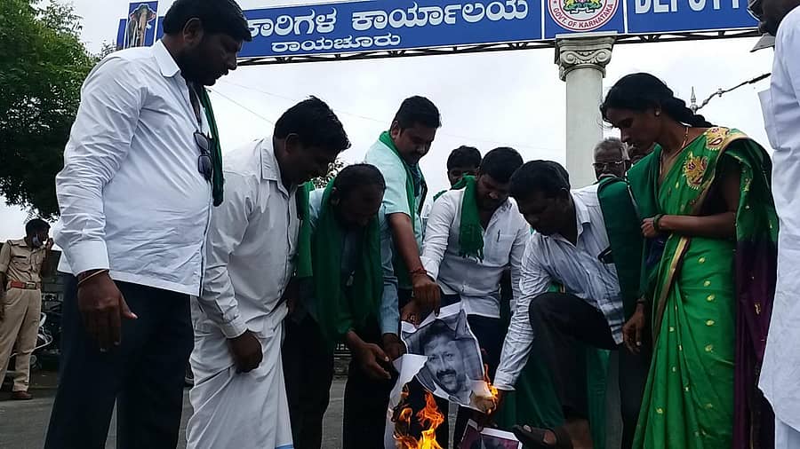 ರಾಯಚೂರಿನ ಜಿಲ್ಲಾಧಿಕಾರಿ ಕಚೇರಿ ಎದುರು ಕರ್ನಾಟಕ ರಾಜ್ಯ ರೈತ ಸಂಘ ಹಾಗೂ ಹಸಿರು ಸೇನೆ ಜಿಲ್ಲಾ ಘಟಕದ ಪದಾಧಿಕಾರಿಗಳು ಸಚಿವರ ಭಾವಚಿತ್ರ ದಹಿಸಿ ಸೋಮವಾರ ಪ್ರತಿಭಟನೆ ನಡೆಸಿದರು