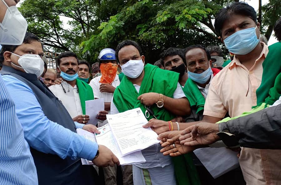 ಕೃಷಿ ಸಚಿವ ಬಿ.ಸಿ.ಪಾಟೀಲ ಅವರನ್ನು ಸಚಿವ ಸಂಪುಟದಿಂದ ಕೈಬಿಡಬೇಕು ಎಂದು ಆಗ್ರಹಿಸಿ, ರಾಜ್ಯ ರೈತ ಸಂಘ ಹಾಗೂ ಹಸಿರು ಸೇನೆ ಮುಖಂಡರು ಜಿಲ್ಲಾಧಿಕಾರಿ ಸಂಜಯ ಶೆಟ್ಟೆಣ್ಣವರ ಅವರಿಗೆ ಸೋಮವಾರ ಮನವಿ ಸಲ್ಲಿಸಿದರು