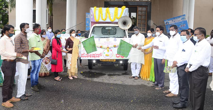 ಯಾದಗಿರಿ ಜಿಲ್ಲಾ ಪಂಚಾಯಿತಿ ಆವರಣದಲ್ಲಿ ಪೋಷಣ್ ರಥಕ್ಕೆ ಜಿಲ್ಲಾ ಪಂಚಾಯಿತಿ ಅಧ್ಯಕ್ಷ ಬಸನಗೌಡ ಪಾಟೀಲ ಯಡಿಯಾಪುರ ಚಾಲನೆ ನೀಡಿದರು