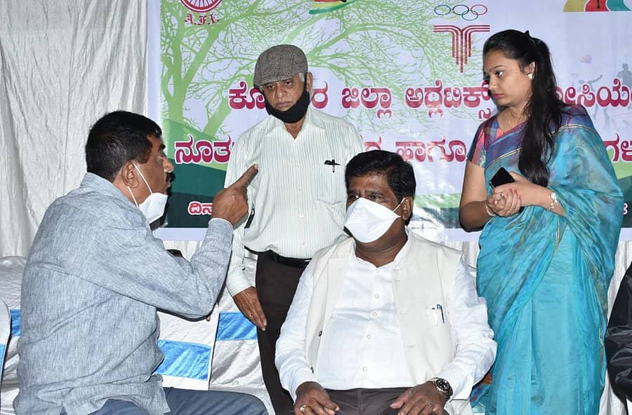 ಶಿಷ್ಟಾಚಾರ ಉಲ್ಲಂಘನೆ ಸಂಬಂಧ ವಿಧಾನ ಪರಿಷತ್ ಸದಸ್ಯ ಗೋವಿಂದರಾಜು ಅವರು ಕೋಲಾರದಲ್ಲಿ ಸೋಮವಾರ ಜಿಲ್ಲಾ ಉಸ್ತುವಾರಿ ಸಚಿವ ನಾಗೇಶ್ ಸಮ್ಮುಖದಲ್ಲಿ ತಹಶೀಲ್ದಾರ್ ಶೋಭಿತಾರನ್ನು ತರಾಟೆಗೆ ತೆಗೆದುಕೊಂಡರು.