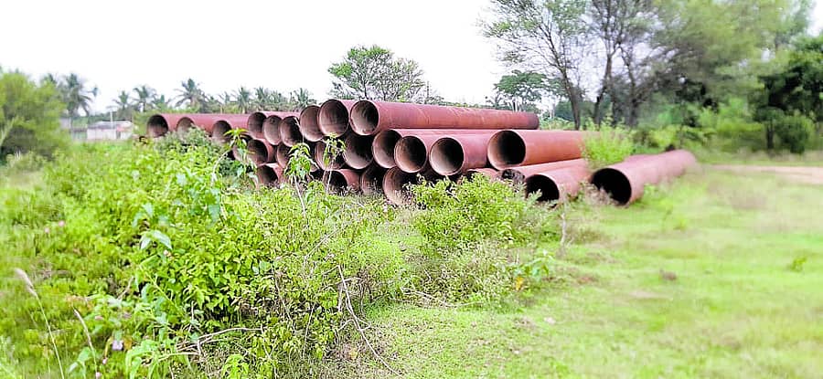 ಕುಣಿಗಲ್ ತಾಲ್ಲೂಕು ಯಲಿಯೂರು ಕೆರೆಯಲ್ಲಿ ಹಲವು ವರ್ಷದಿಂದ ತುಕ್ಕು ಹಿಡಿದಿರುವ ಶ್ರೀರಂಗ ಏತ ನೀರಾವರಿ ಯೋಜನೆಯ ಪೈಪ್‌ಗಳು