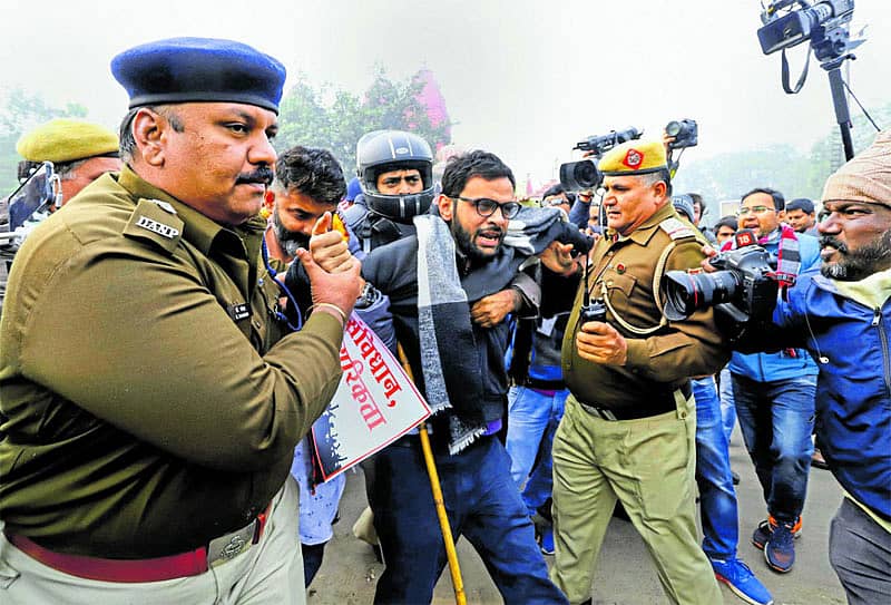 ದೆಹಲಿಯಲ್ಲಿ ಜನವರಿಯಲ್ಲಿ ನಡೆದ ಪ್ರತಿಭಟನೆಯೊಂದರ ವೇಳೆ ಪೊಲೀಸರು ಉಮರ್ ಖಾಲಿದ್ರನ್ನು ವಶಕ್ಕೆ ಪಡೆಯುತ್ತಿರುವುದು–ಪಿಟಿಐ ಸಂಗ್ರಹ ಚಿತ್ರ