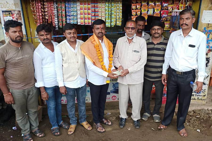 ಕಮಲನಗರ ಕಸಾಪ ವಲಯಾಧ್ಯಕ್ಷ ಬಂಟಿ ರಾಂಪುರೆ ಅವರು ತಮ್ಮ ಖಾತೆಗೆ ಜಮೆಯಾದ ₹3 ಲಕ್ಷ ಅನ್ನು ರೈತ ಮಾಧವರಾವ ಬಿರಾದಾರ ಅವರಿಗೆ ಹಿಂದಿರುಗಿಸಿದ ಪ್ರಯುಕ್ತ ಸಂಗಮ ಗ್ರಾಮದಲ್ಲಿ ಸನ್ಮಾನಿಸಲಾಯಿತು