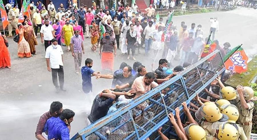 ಕಾಸರಗೋಡು ತಾಲ್ಲೂಕು ಕಚೇರಿ ಎದುರು ಪ್ರತಿಭಟನೆ ನಡೆಸಿದ ಬಿಜೆಪಿ ಕಾರ್ಯಕರ್ತರ ಮೇಲೆ ಪೊಲೀಸರು ಜಲಫಿರಂಗಿ ಪ್ರಯೋಗಿಸಿದರು.