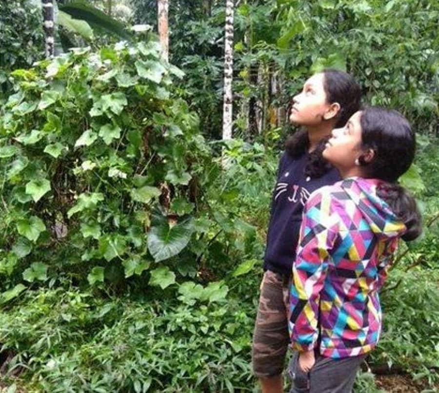 ಪಕ್ಷಿ ವೀಕ್ಷಣೆ ಮಾಡುತ್ತಿರುವ ಧೃತಿ ಮತ್ತು ದಿಯಾ