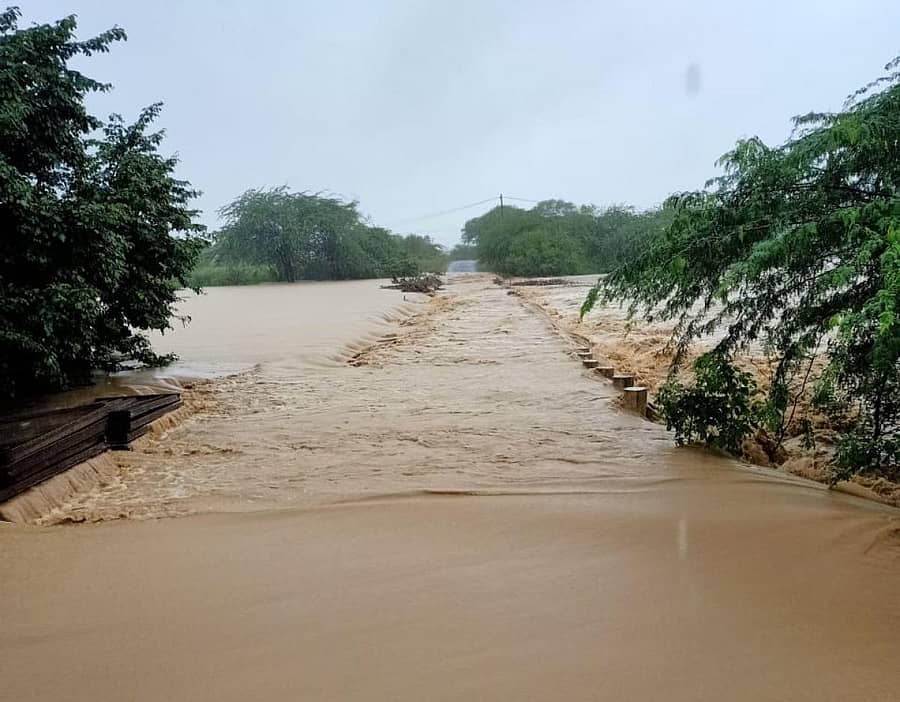 ಭಾಲ್ಕಿ ತಾಲ್ಲೂಕಿನ ಆನಂದವಾಡಿ ಸಮೀಪ ಕಾರಂಜಾ ನದಿಗೆ ಪ್ರವಾಹ ಬಂದಿದ್ದು, ಸೇತುವೆ ಮುಳುಗಿದೆ