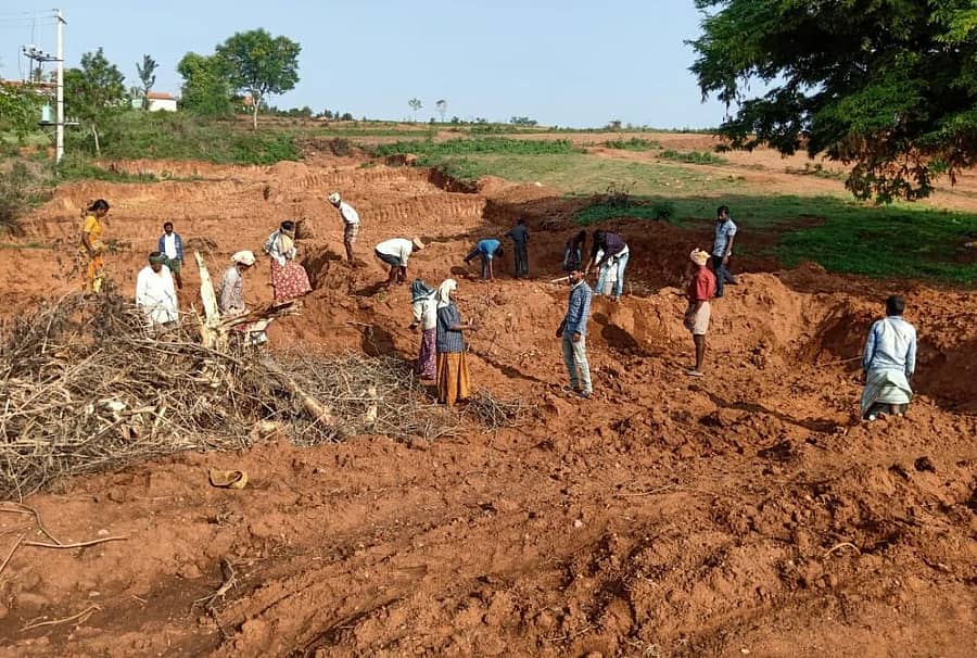 ಹಳೇಬೀಡು ಸಮೀಪದ ಬಸವರಾಜಪುರದಲ್ಲಿ ಗೋವಿನಕಟ್ಟೆ ಕಾಮಗಾರಿ ನಡೆಯುತ್ತಿದೆ.
