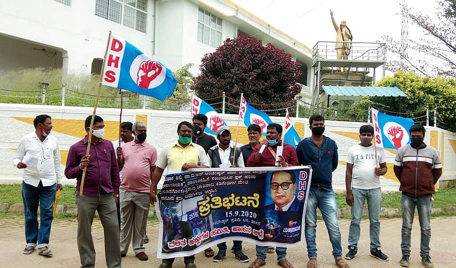 ಹಾಸನದ ಡಾ.ಬಿ.ಆರ್‌. ಅಂಬೇಡ್ಕರ್‌ ಪ್ರತಿಮೆ ಎದುರು ದಲಿತ ಹಕ್ಕುಗಳ ಸಮಿತಿ ವತಿಯಿಂದ ಪ್ರತಿಭಟನೆ ನಡೆಸಲಾಯಿತು.