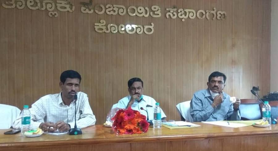 ಶಾಸಕ ಕೆ.ಶ್ರೀನಿವಾಸಗೌಡ ಕೋಲಾರದಲ್ಲಿ ಮಂಗಳವಾರ ವಿಧಾನಸಭಾ ಕ್ಷೇತ್ರದ ವ್ಯಾಪ್ತಿಯ ಗ್ರಾಮ ಪಂಚಾಯಿತಿಗಳ ಕುಂದು ಕೊರತೆ ಸಭೆ ನಡೆಸಿದರು.