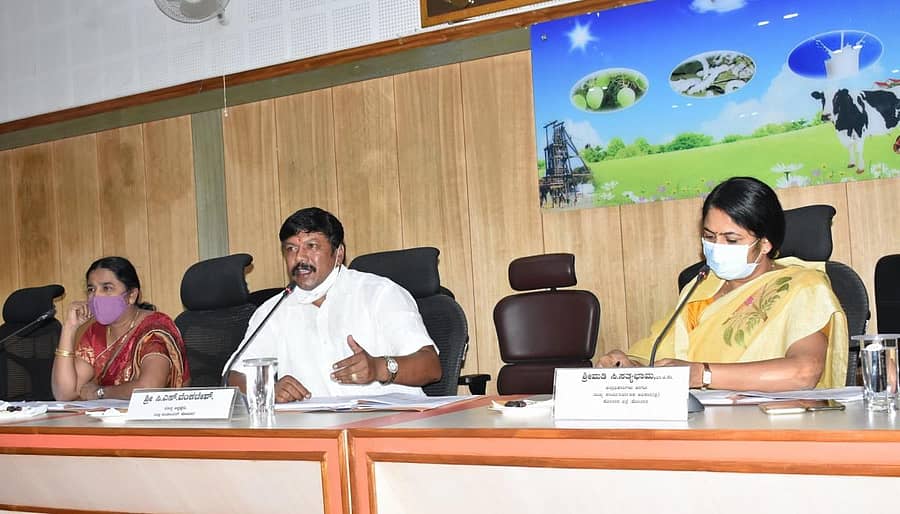 ಕೋಲಾರದಲ್ಲಿ ಮಂಗಳವಾರ ನಡೆದ ಪ್ರಗತಿ ಪರಿಶೀಲನಾ ಸಭೆಯಲ್ಲಿ ಜಿ.ಪಂ ಅಧ್ಯಕ್ಷ ಸಿ.ಎಸ್.ವೆಂಕಟೇಶ್ ಮಾತನಾಡಿದರು.