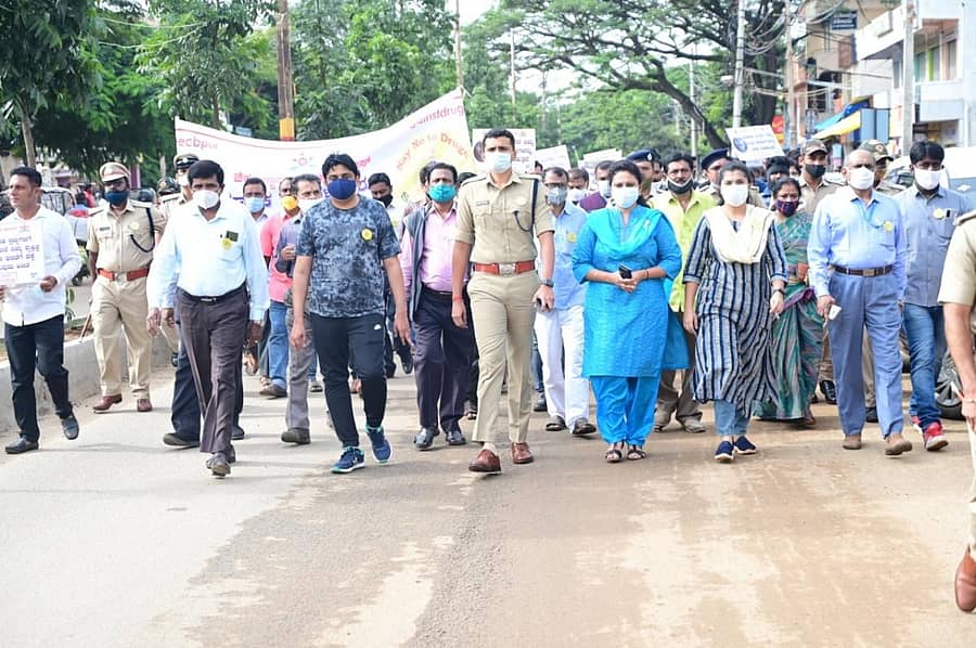 ಜಿಲ್ಲಾಧಿಕಾರಿ ಆರ್.ಲತಾ ಅವರ ನೇತೃತ್ವದಲ್ಲಿ ಅಧಿಕಾರಿಗಳು ನಗರದ ಬಿ.ಬಿ.ರಸ್ತೆಯಲ್ಲಿ ಜಾಥಾ ನಡೆಸಿದರು.