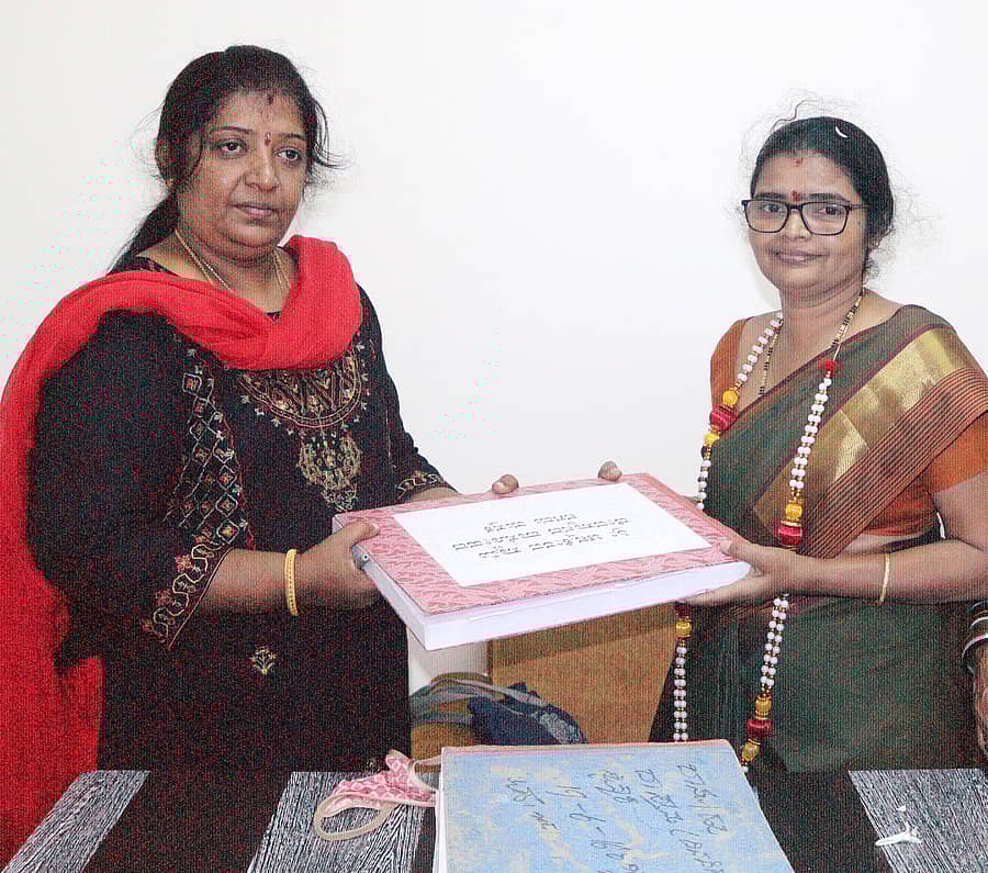 ಬೇಲೂರು ಚನ್ನಕೇಶವಸ್ವಾಮಿ ದೇಗುಲದ ನೂತನ ಮುಖ್ಯ ಕಾರ್ಯನಿರ್ವಹಣಾಧಿಕಾರಿ ಉಮಾ ಅವರಿಗೆ ವಿಧ್ಯುಲ್ಲತಾ ಅಧಿಕಾರ ಹಸ್ತಾಂತರಿಸಿದರು