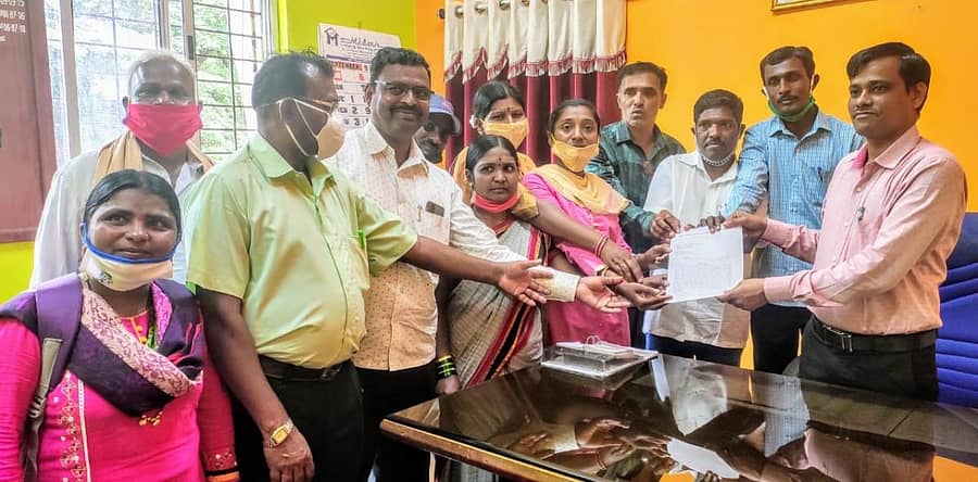 ಸರ್ಕಾರಿ ಯೋಜನೆಗಳ ಜನ ಜಾಗೃತಿಗೆ ಬೀದಿನಾಟಕಗಳನ್ನು ನಡೆಸಿ ಕಲಾವಿದರಿಗೆ ನೆರವಾಗಬೇಕು ಎಂದು ಆಗ್ರಹಿಸಿ ರಾಜ್ಯ ಬೀದಿ ನಾಟಕ ಕಲಾ ತಂಡಗಳ ಒಕ್ಕೂಟದವರು ವಾರ್ತಾ ಇಲಾಖೆ ಉಪನಿರ್ದೇಶಕ ಗುರುನಾಥ ಕಡಬೂರ ಅವರಿಗೆ ಮಂಗಳವಾರ ಮನವಿ ಸಲ್ಲಿಸಿದರು