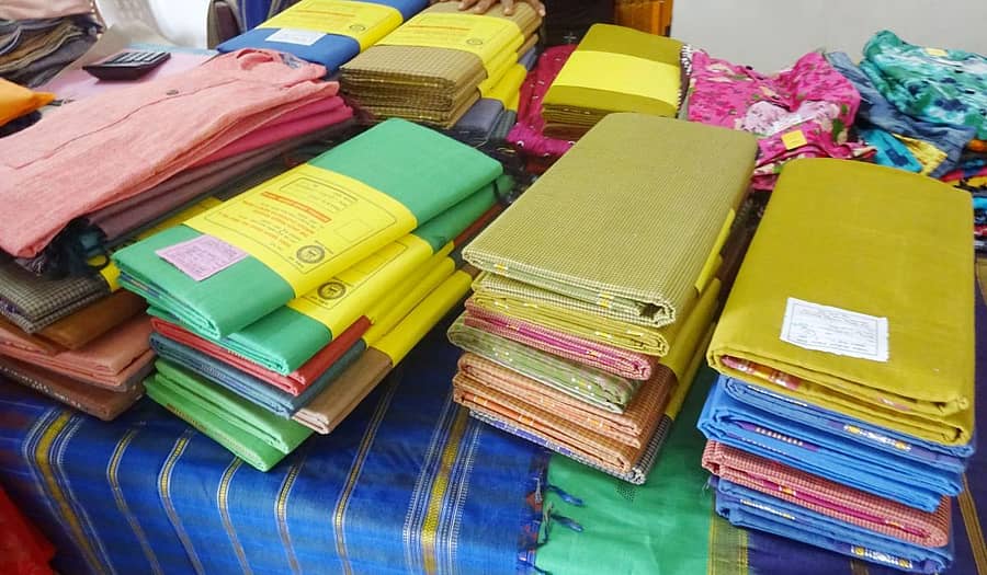 ಮಂಗಳವಾರ ಜಿಲ್ಲಾ ಪಂಚಾಯಿತಿ ಸಭಾಂಗಣದಲ್ಲಿ ಕೈಮಗ್ಗ ಉತ್ಪನ್ನಗಳ ಪ್ರದರ್ಶನ ಮತ್ತು ಮಾರಾಟ ಮೇಳ ನಡೆಯಿತು.