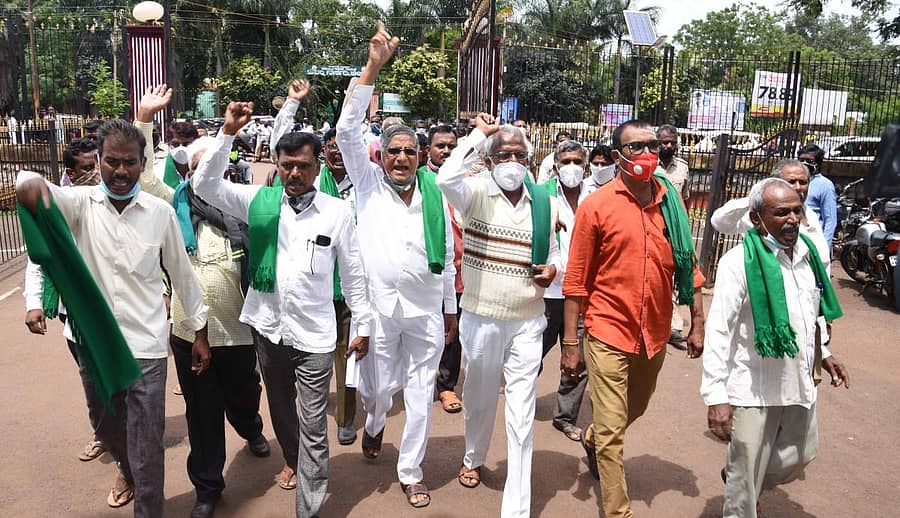 ಕರ್ನಾಟಕ ರಾಜ್ಯ ರೈತ ಸಂಘದ ಅಧ್ಯಕ್ಷ ಕೋಡಿಹಳ್ಳಿ ಚಂದ್ರಶೇಖರ ಅವರನ್ನು ಅನುಚಿತ ಪದ ಬಳಸಿ ಟೀಕಿಸಿರುವ ಕೃಷಿ ಸಚಿವ ಬಿ.ಸಿ. ಪಾಟೀಲ ರಾಜೀನಾಮೆಗೆ ಆಗ್ರಹಿಸಿ ಸಂಘದ ಜಿಲ್ಲಾ ಘಟಕದ ಪದಾಧಿಕಾರಿಗಳು ಬೀದರ್‌ನಲ್ಲಿ ಮಂಗಳವಾರ ಪ್ರತಿಭಟನಾ ಮೆರವಣಿಗೆ ನಡೆಸಿದರು