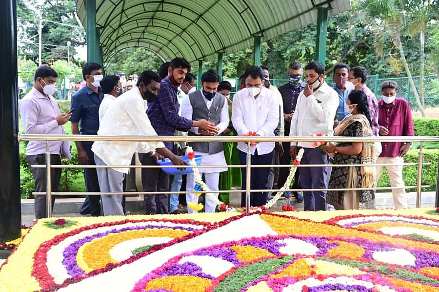 ಮುದ್ದೇನಹಳ್ಳಿಯಲ್ಲಿರುವ ಸರ್.ಎಂ.ವಿಶ್ವೇಶ್ವರಯ್ಯ ಅವರ ಸಮಾಧಿಗೆ ಉಪಮುಖ್ಯಮಂತ್ರಿ ಡಾ.ಸಿ.ಎನ್.ಅಶ್ವತ್ಥನಾರಾಯಣ, ಜಿಲ್ಲಾ ಉಸ್ತುವಾರಿ, ವೈದ್ಯಕೀಯ ಶಿಕ್ಷಣ ಸಚಿವ ಡಾ.ಕೆ.ಸುಧಾಕರ್ ಅವರು ಪುಷ್ಪನಮನ ಸಲ್ಲಿಸಿದರು.