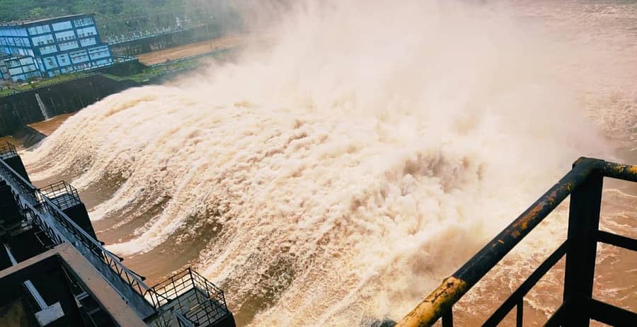 ಕದ್ರಾ ಜಲಾಶಯದಿಂದ ನೀರು ಹೊರ ಬಿಟ್ಟಾಗ ಕಾಣುವ ರುದ್ರರಮಣೀಯ ದೃಶ್ಯ (ಸಂಗ್ರಹ ಚಿತ್ರ).