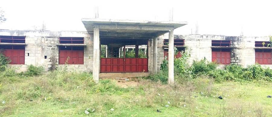 ಮಾಲೂರು ತಾಲ್ಲೂಕಿನ ಮಾಸ್ತಿ ಗ್ರಾಮದಲ್ಲಿ ₹1 ಕೋಟಿ ವೆಚ್ಚದಲ್ಲಿ ನಿರ್ಮಿಸಿರುವ ಡಾ.ಬಿ.ಆರ್.ಅಂಬೇಡ್ಕರ್ ವಿದ್ಯಾರ್ಥಿನಿಲಯ ಕಾಮಗಾರಿ ಸ್ಥಗಿತಗೊಂಡು ಗಿಡಗಂಟಿ ಬೆಳೆದಿರುವುದು