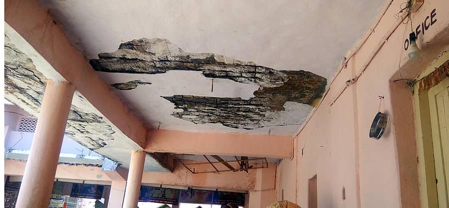 ಚಿಟಗುಪ್ಪ ತಾಲ್ಲೂಕಿನ ಸುಕ್ಷೇತ್ರ ಕರಕನಳ್ಳಿ ಗ್ರಾಮದ ಐತಿಹಾಸಿಕ ಗಂಗಾಧರ ಬಕ್ಕಪ್ರಭು ದೇಗುಲದ ಚಾವಣಿ ಶಿಥಿಲಗೊಂಡಿದೆ