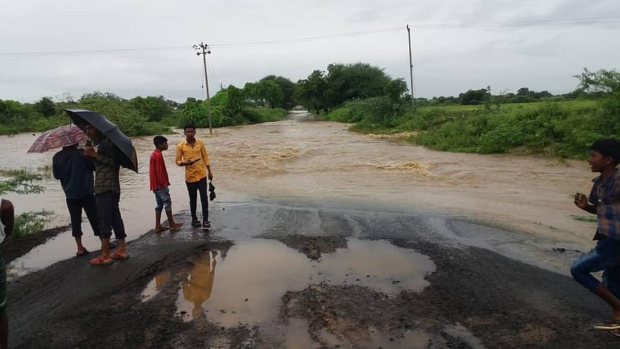 ಸೋಮವಾರ ರಾತ್ರಿ ಸುರಿದ ಭಾರಿ ಮಳೆಯಿಂದಾಗಿ ಕಾಳಗಿಯಿಂದ ಕಲಬುರ್ಗಿಗೆ ಬರುವ ರಾಜ್ಯ ಹೆದ್ದಾರಿ ಜಲಾವೃತವಾಗಿತ್ತು