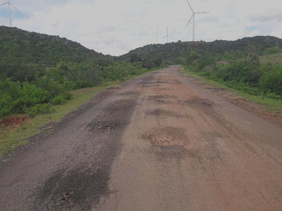 ಹೊಳಲು-ಹ್ಯಾರಡ ರಸ್ತೆಯಲ್ಲಿ ಡಾಂಬರು ಕಿತ್ತು ಬಂದಿರುವುದು