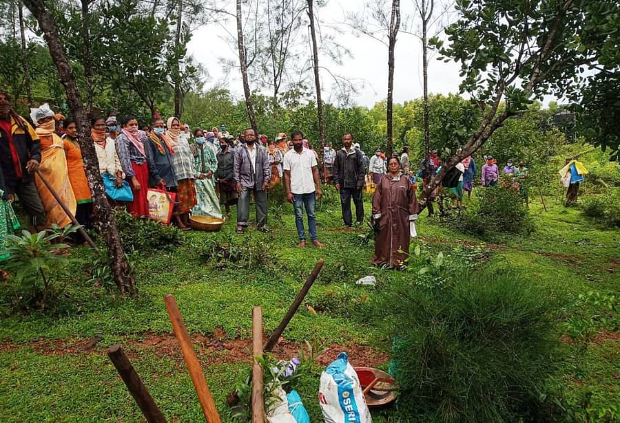 ಮಂಗಳವಾರ ಕೆರ್ಗಾಲು ಗ್ರಾಮ ಪಂಚಾಯಿತಿ ಸಾಮಾಜಿಕ ಅರಣ್ಯದಲ್ಲಿ ಕೆಲಸಕ್ಕೆ ಸಿದ್ಧರಾಗಿ ನಿಂತ ಕೂಲಿಯಾಳುಗಳು.