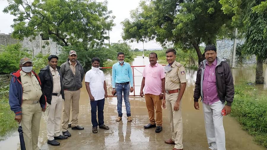 ವಾಡಿ ಸಮೀಪದ ದೇವಾಪುರ ಸಂಪರ್ಕಿಸುವ ರಸ್ತೆ ಮೇಲೆ ಅಪಾರ ಪ್ರಮಾಣದಲ್ಲಿ ನೀರು ಹರಿಯುತ್ತಿದ್ದುದರಿಂದ ಮುನ್ನೆಚ್ಚರಿಕೆ ಕ್ರಮವಾಗಿ ಜನರು ಓಡಾಡದಂತೆ ಸ್ಥಳೀಯ ಪಿಎಸ್ಐ ವಿಜಯಕುಮಾರ ಬಾವಗಿ ಬ್ಯಾರಿಕೇಡ್ ಹಾಕಿದರು
