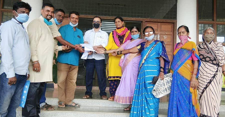 ಕರ್ನಾಟಕ ರಾಜ್ಯ ಬೀದಿನಾಟಕ ಕಲಾತಂಡಗಳ ಒಕ್ಕೂಟ ಜಿಲ್ಲಾ ಘಟಕ ಹಾವೇರಿ ಇವರ ವತಿಯಿಂದ ಮಂಗಳವಾರ ಬೀದಿ ನಾಟಕ ಆರಂಭಿಸುವಂತೆ ಜಿಲ್ಲಾಧಿಕಾರಿ ಕಚೇರಿ ಮೂಲಕ ಮುಖ್ಯಮಂತ್ರಿಗಳಿಗೆ ಮನವಿ ಸಲ್ಲಿಸಿದರು