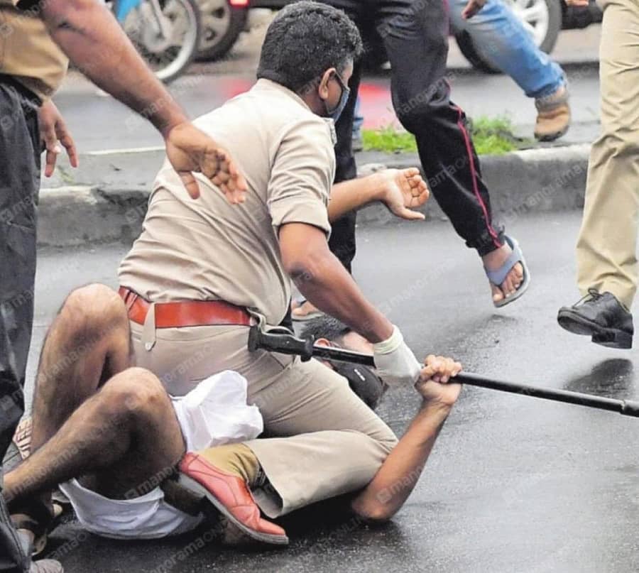 ಕಾರ್ಯಕರ್ತರೊಬ್ಬರ ಮೇಲೆ ಕುಳಿತು ಥಳಿಸಿದ ಪೊಲೀಸರು