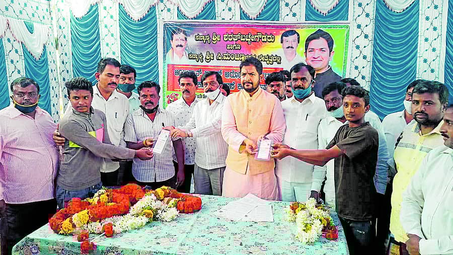 ಹೊಸಕೋಟೆ ತಾಲ್ಲೂಕಿನ ಸೊಣ್ಣದೇನಹಳ್ಳಿಯಲ್ಲಿ ಆಯುಷ್ಮಾನ್ ಕಾರ್ಡ್‌ಗಳನ್ನು ಶಾಸಕ ಶರತ್ ಬಚ್ಚೇಗೌಡ ವಿತರಿಸಿದರು