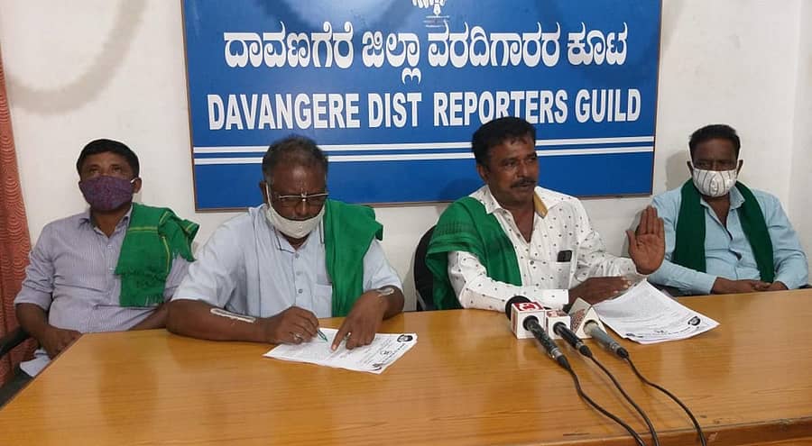 ಎಪಿಎಂಸಿ ಹಾಗೂ ಭೂಸುಧಾರಣೆ ಕಾಯ್ದೆ ತಿದ್ದುಪಡಿ ವಿರೋಧಿಸಿ ಬೆಂಗಳೂರಿನಲ್ಲಿ ಸೆ.21ರಿಂದ ಅನಿರ್ದಿಷ್ಟಾವಧಿ ಧರಣಿ ಸತ್ಯಾಗ್ರಹ ಹಮ್ಮಿಕೊಳ್ಳುತ್ತಿರುವ ಬಗ್ಗೆ ರಾಜ್ಯ ರೈತ ಸಂಘ ಹಾಗೂ ಹಸಿರು ಸೇನೆ ದಾವಣಗೆರೆ ಜಿಲ್ಲಾ ಘಟಕದ ಅಧ್ಯಕ್ಷ ಮಲ್ಲಶೆಟ್ಟಿಹಳ್ಳಿ ಚಿನ್ನಬಸಪ್ಪ ಬುಧವಾರ ಮಾಹಿತಿ ನೀಡಿದರು.