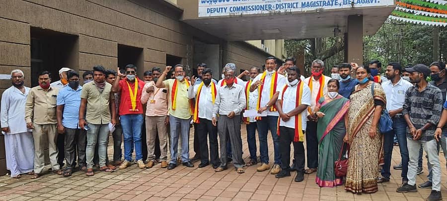 ಬೆಳಗಾವಿಯ ಪ್ರಮುಖ ನಿಲ್ದಾಣಗಳಿಗೆ ಸೇನಾನಿಗಳ ಹೆಸರು ನಾಮಕರಣಕ್ಕೆ ಆಗ್ರಹಿಸಿ ಕನ್ನಡ ಪರ ಹೋರಾಟಗಾರರು ಜಿಲ್ಲಾಧಿಕಾರಿ ಕಚೇರಿ ಆವರಣದಲ್ಲಿ ಬುಧವಾರ ಪ್ರತಿಭಟನೆ ನಡೆಸಿದರು