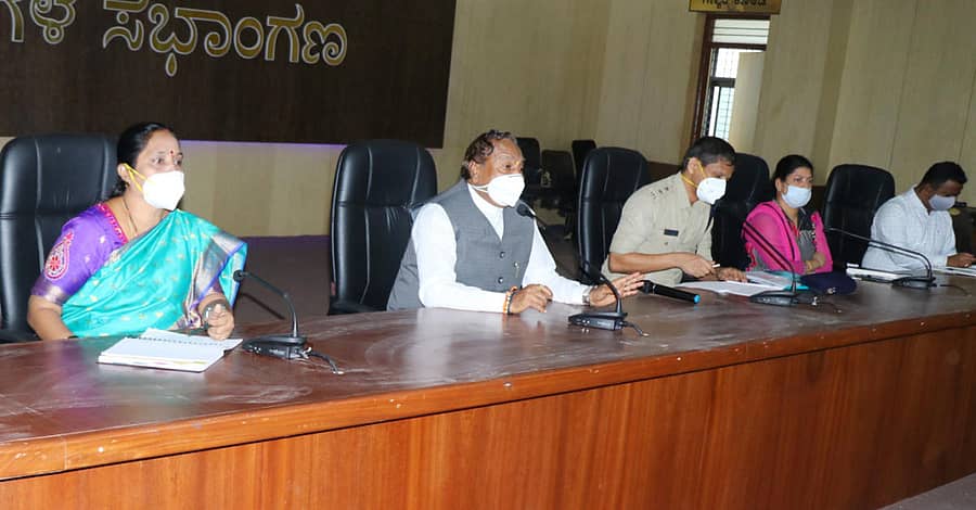 ಶಿವಮೊಗ್ಗ ಜಿಲ್ಲಾಧಿಕಾರಿ ಕಚೇರಿ ಸಭಾಂಗಣದಲ್ಲಿ ಬುಧವಾರ ಗಾಂಜಾ ನಿಯಂತ್ರಣ ಕುರಿತು ನಡೆದ ಸಭೆಯಲ್ಲಿ ಜಿಲ್ಲಾ ಉಸ್ತುವಾರಿ ಸಚಿವ ಕೆ.ಎಸ್.ಈಶ್ವರಪ್ಪ ಮಾತನಾಡಿದರು.